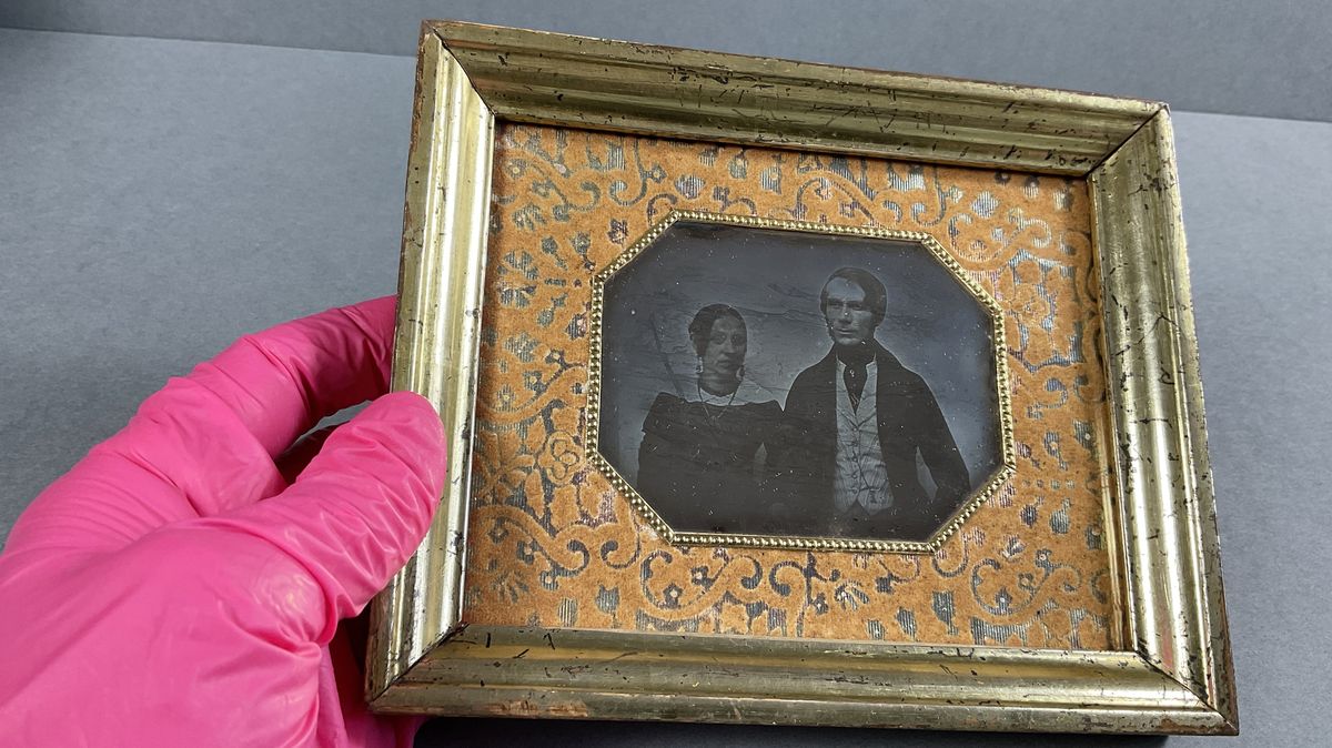 Muzeum vystavuje unikátní daguerrotypie. Restaurátoři je detailně ošetřili